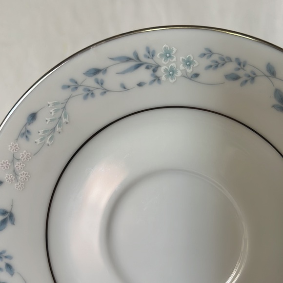 Contemporary Noritake Fine china Carolyn2693 sets of 2 footed cups & 2 saucers - Picture 2 of 6